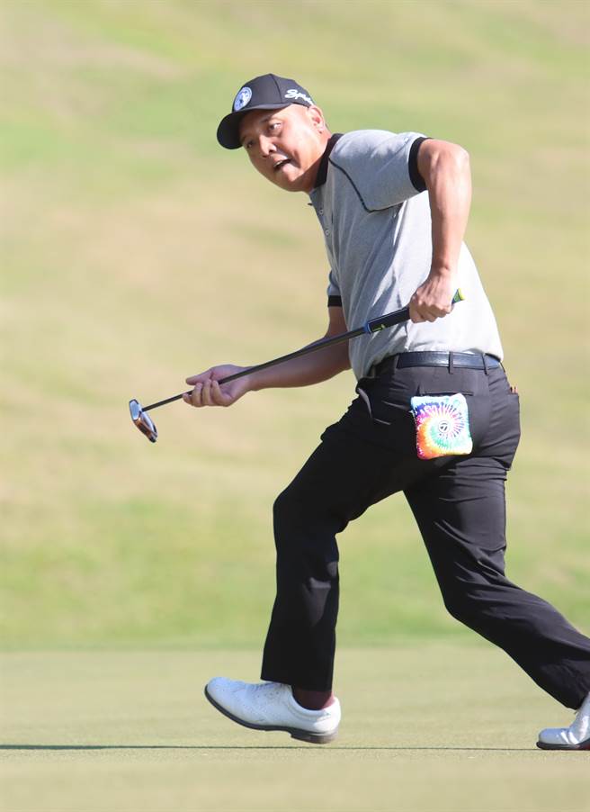 16强表滨赛吕伟智获胜赢得奖金10万元，向观眾挥手致意。（TPGA提供）