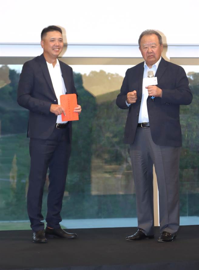 台丰公开赛配对赛晚宴林伯实董事长（右）颁16强表演赛冠军奖金给吕伟智。（TPGA提供）