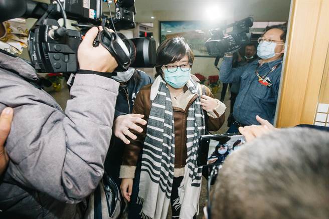 「卡神」杨蕙如（中）以易始公司承办WTA（国际女子网球协会）公开赛涉虚增支出诈取政府机关补助，涉犯诈欺及偽造文书罪嫌；调查局29日午夜将杨移送台北地检署复讯。(郭吉铨摄)