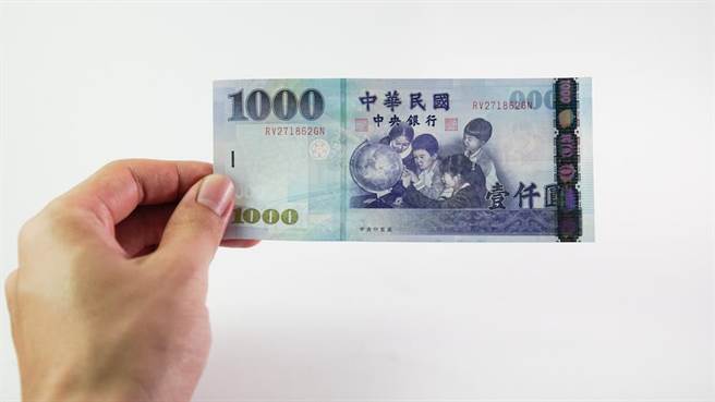 女子捡到1000元送警局，失主却连句谢谢都没说，让年轻女十分难过想哭，3千网友给她送暖打气。（示意图，达志影像/shutterstock）