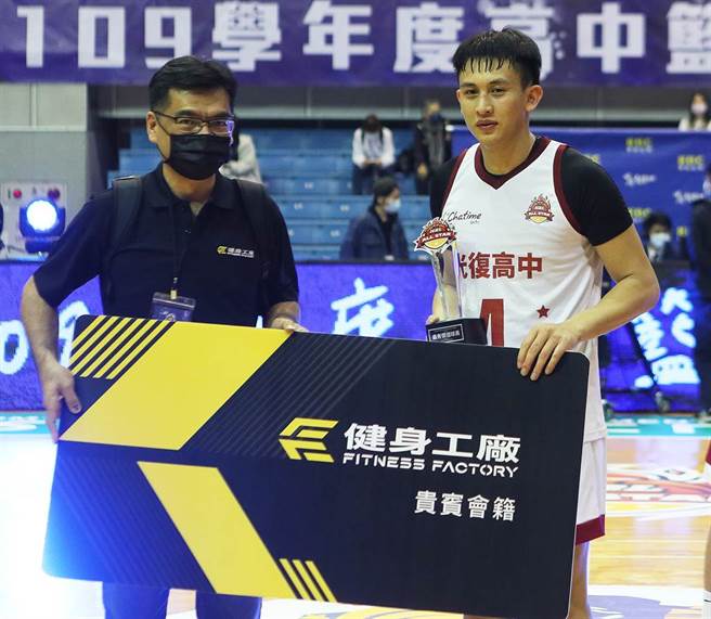 109學年HBL明星賽男子組MVP陳將双（右）。（資料照／陳怡誠攝）