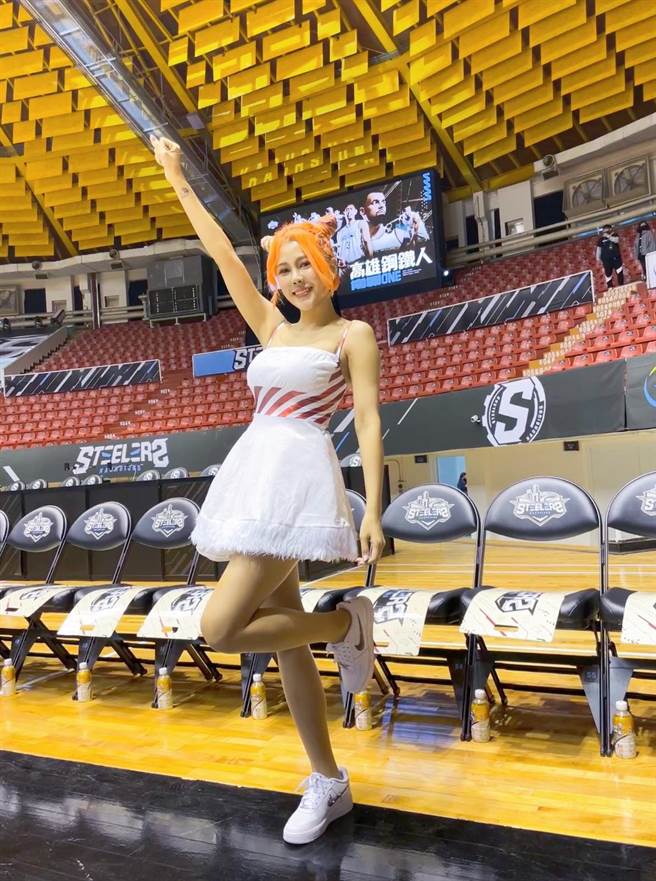 卢栗莉近来宣布近来当起啦啦队歌手。（RoboKatZ提供）