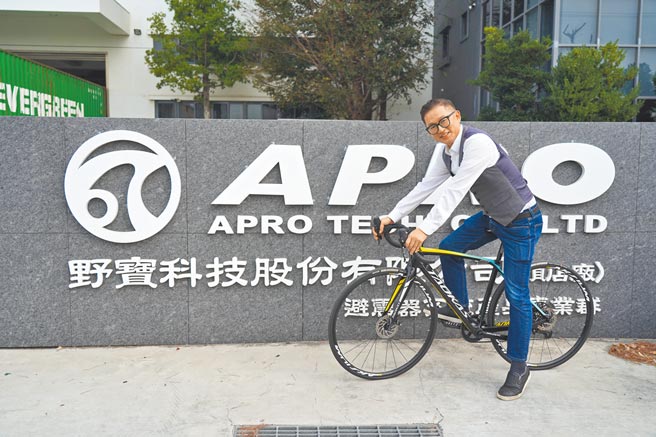 野宝科技董事长林柏维培养对自行车的兴趣。图／李翊甄