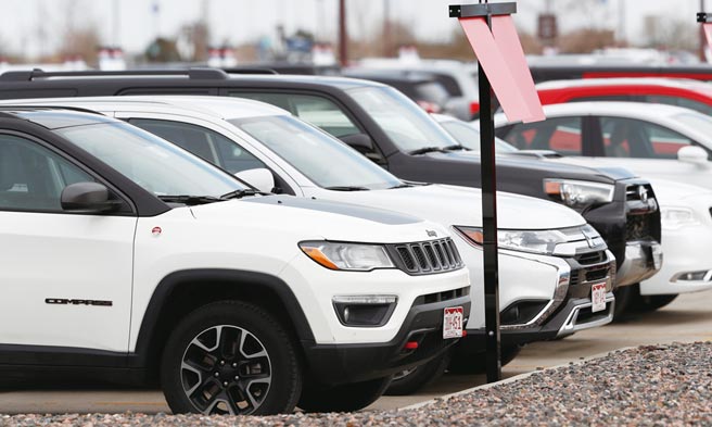 夏威夷热门旅游景点，租车费用一飞冲天，每日平均租金飙破100美元。图／美联社