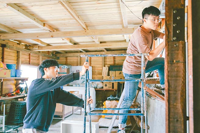 北科大学生协助装设冷窖外墙电箱，内有收集感测数据的工业电脑及控制板。图／北科大提供