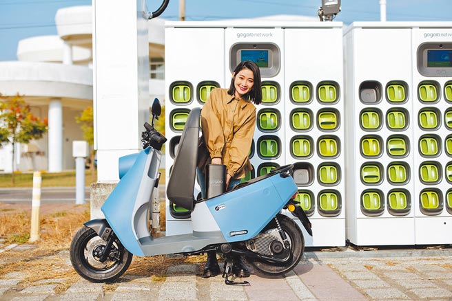 宏佳腾Ai-4 Ever採用Gogoro Network智慧电池，消费者可至Gogoro Network电池交换平台快速、简单的电池交换，提供轻松便利的骑乘体验。图／宏佳腾提供