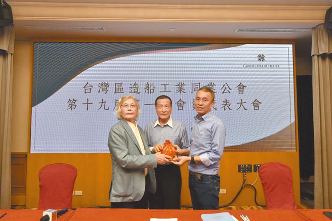 造船公会理事长韩碧祥（左），22日交棒给儿子韩育霖（右），圆满传承。图／林宜蓁