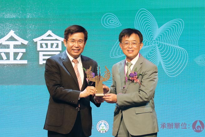 教育部长潘文忠（左）颁发教育部「艺术教育贡献奖」，由玉山文教基金会执行长王志成（右）受奖。图／玉山提供