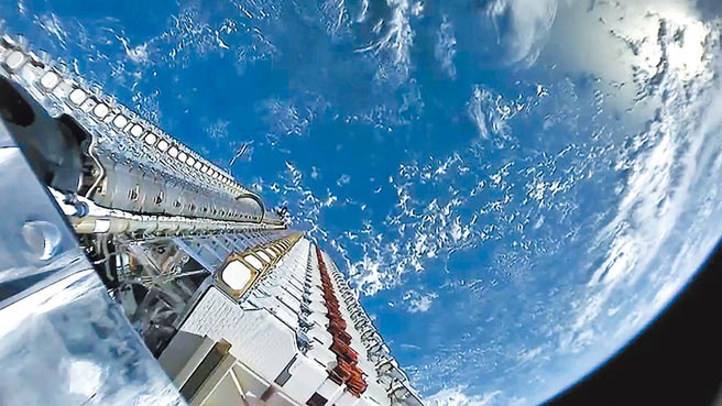 随着中国太空科技高速进步，中美两强已斗到外太空。中国证实，美国太空探索技术公司（SpaceX）发射的星链卫星（见图）2次接近中国太空站，威胁太空人生命安全。（摘自维基百科）