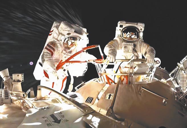 图为神舟十三号太空人出舱进行任务。（摘自中国国家航天局）
