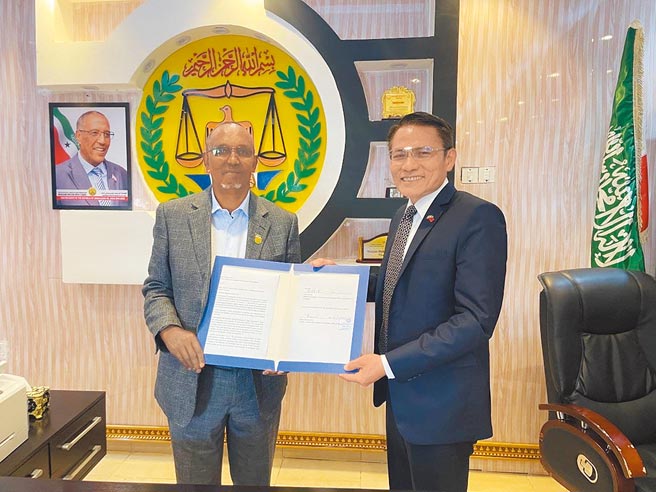 台湾驻索马利兰代表处临时代办吴镇祺（右）27日与索国卫生部长Hassan Mohamed Ali Gafadhi（左）签署台湾援赠索国疫苗协议。（外交部提供）