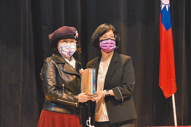 66岁张荟茗（左）以「温柔靠岸」长文，拿下时报文学奖报导文学类首奖；彰化县长王惠美（右）颁发表扬状，她也回赠今年得奖作品集。（谢琼云摄）