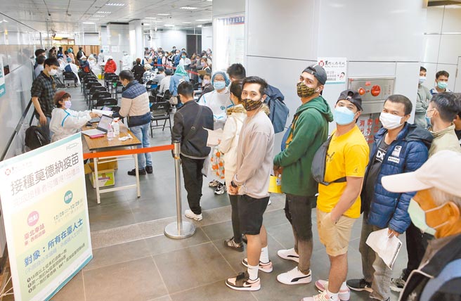 数位疫苗证明昨上午8点开放民眾申请，截至中午已有近3万人登记，可望加速通行全球60国。图为28日民眾在北车排队等待施打疫苗。（王英豪摄）