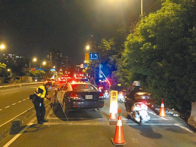 杜绝酒驾伤亡再度发生造成憾事，新北交大28日起将依元旦、尾牙、春节、春酒等四阶段规画执行取缔酒驾大执法专案勤务。（新北市警察局提供／陈慰慈新北传真）（喝酒不开车，安全有保障）