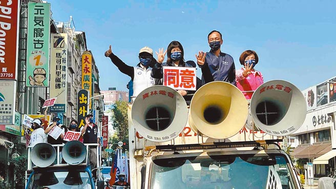 四大公投结果恐牵动明年高雄市长选情，图为日前国民党主席朱立伦（右二）公投前到高雄催票。（本报资料照片）