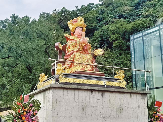 宜兰县南方澳进安宫的「石雕珊瑚妈祖」28日完成安座开光仪式，坐镇地方庇荫眾生。（胡健森摄）