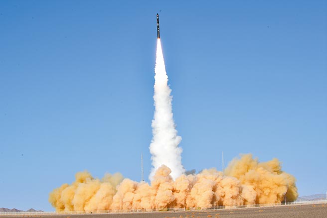 中国北京3号小型卫星只要42秒就能捕捉一般美国城市区域大小的影像，影像清晰到甚至能辨识军用卡车上装载的武器。图为谷神星1号运载火箭点火起飞。（中新社）