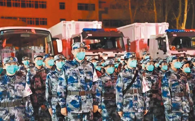 大陆西安疫情严峻，28日解放军空军军医大学组建一支150人专业医疗队，入驻西安定点救治医院，接管隔离病区。（摘自人民网）