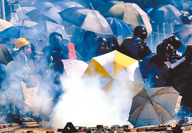2019年11月反送中运动在香港理工大学外衝突案，香港湾仔区域法院28日裁决9名男女被控暴动罪成立。图为当时的衝突现场。（新华社）