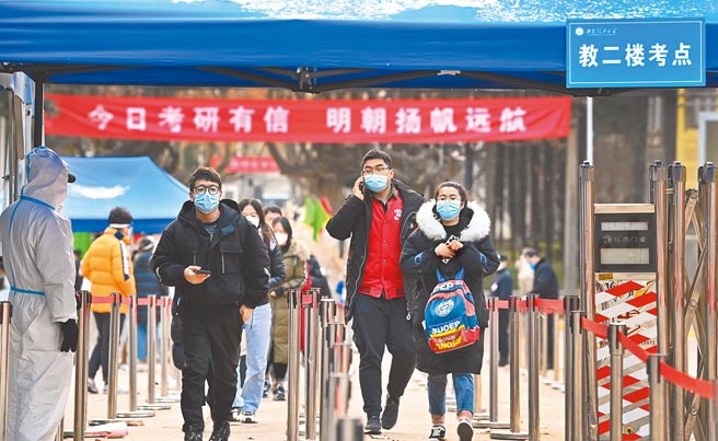 大陆西安本土疫情严峻封城，恰逢全国硕士研究生考试，造成许多外地学生考完试后，被迫滞留，吃住都出问题。图为考生走出西安理工大学考场。（新华社）