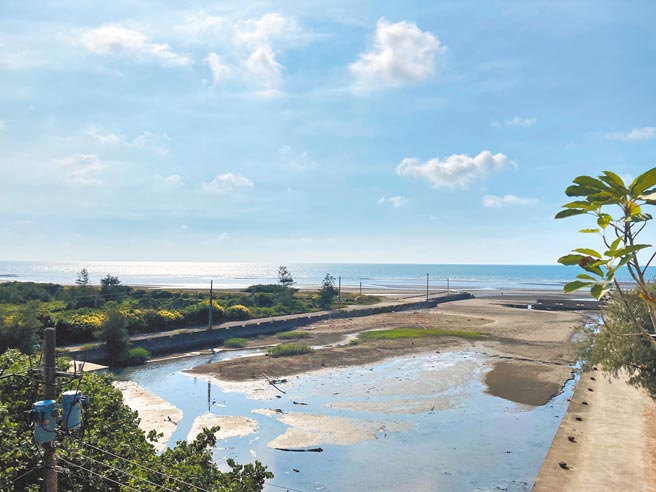 新竹縣鳳坑漁港近年因淤沙嚴重而閒置，未來將轉型成為環境教育、親水遊憩的觀光亮點。（縣府提供／莊旻靜新竹傳真）