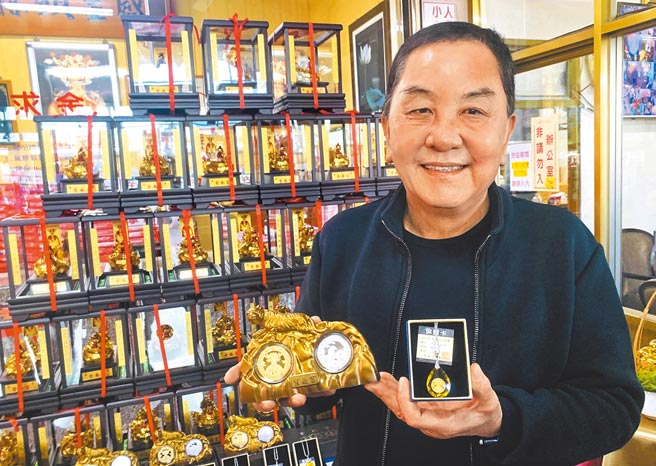 南投县竹山镇紫南宫虎年招财钱母将于明年元旦首发，农历大年初一发送第2波，主委庄秋安，昨展示虎年招财钱母。（廖志晃摄）