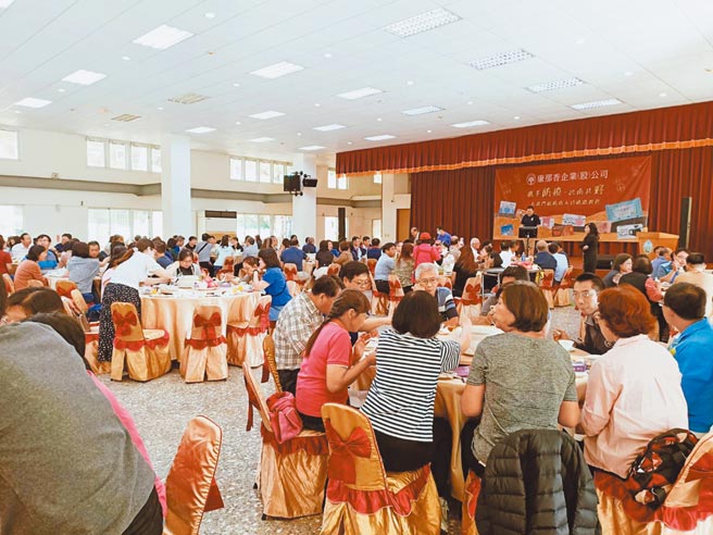 虽然疫情趋于缓和，但经济不景气，台南部分餐厅业者反应，尾牙、春酒的订席量仍不及往年。（张毓翎摄）