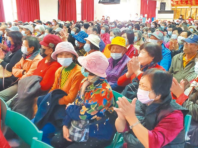 雲林縣二崙鄉老人會6、700名長輩踴躍出席，幾乎座無虛席，一開場就被國民阿嬤「鳥來嬤」幽默的脫口秀逗得哈哈笑！（周麗蘭攝）