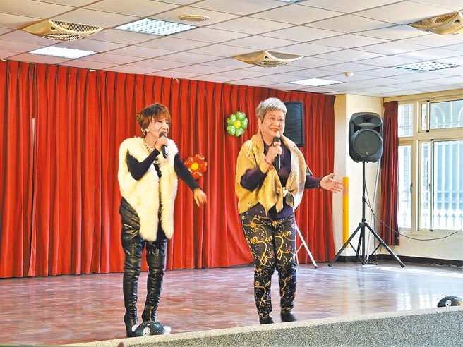 「鳥來嬤」（右）與歌仔戲演員連明月（左）在蔡衍明愛心基金會舉辦的公益演唱會上帶來精采逗趣的脫口秀開場。（周麗蘭攝）