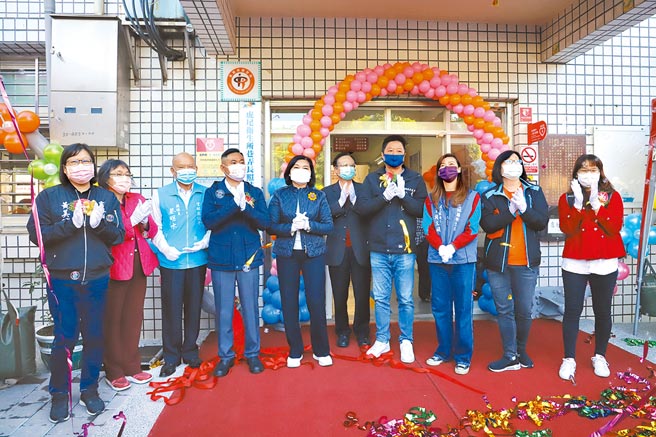 雲林縣的C級巷弄長照站前進全縣衛生所，虎尾鎮衛生所28日在縣長張麗善（右六）揭牌下正式啟用。（周麗蘭攝）