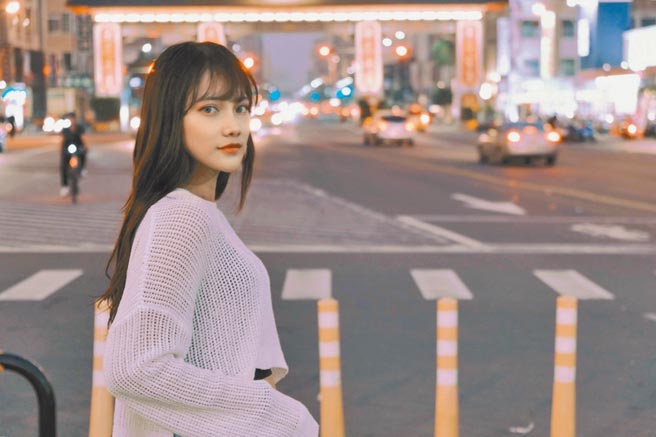 保五女警潘莳恩（见图），有着一双浓眉大眼的亮眼外貌，还有一副好歌喉，外貌酷似歌手梁文音，被同学誉为「警界梁文音」。（高雄市少年队提供／石秀华高雄传真）