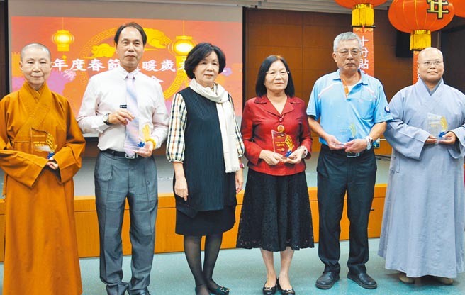 屏县府媒合善团在农历春节期间举办寒冬送暖，为县内低收家庭送上满满关怀。（林和生摄）