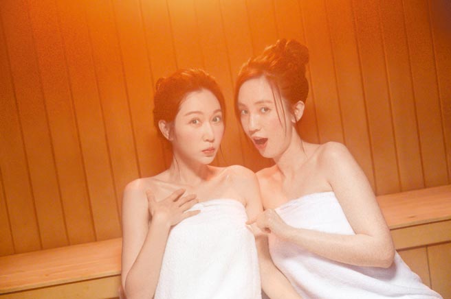 愛雅（右）與曾莞婷在三溫暖內閨蜜談心。（TVBS提供）