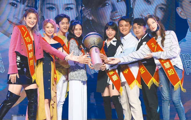 郭婷筠（左起）、陈怡婷、郭忠佑、杜忻恬、蔡家蓁、曾玮中、彭正昨出席记者会，赖慧如因工作缺席，工作人员搞笑戴上面具上台。（赵双杰摄）