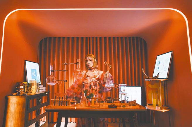 Selina日前拍摄新歌MV，分享宅家防疫的心情。（任真美好提供）