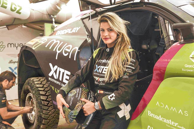 義大利籍拉力賽女車手Christine GZ在Extreme E電動車越野錦標賽表現不凡，佩戴ZENITH DEFY Midnight腕表。（ZENITH提供）