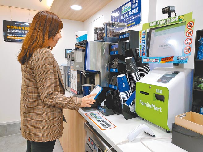 全家科技简配店，会员可刷会员条码进入。（全家提供）