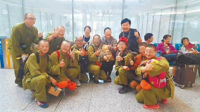 龙发堂友欢乐出国旅游创下世界纪录。（眭澔平提供）