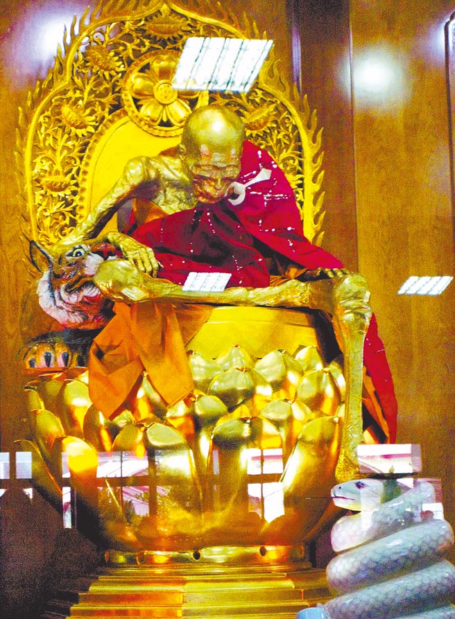 龙发堂开山住持和尚释开丰肉身法体。（本报资料照片）