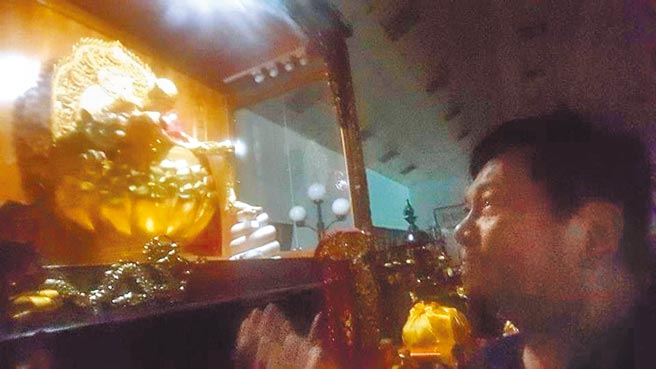 龙发堂开丰和尚肉身未腐通体舍利坐镇堂中。（眭澔平提供）