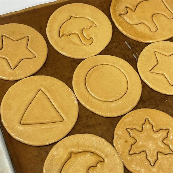 微風超市南山旗艦店引進網路名店「ChocoChez Bakery」快閃店，快閃期間消費滿250元送韓劇「魷魚遊戲」人氣椪糖。（微風提供）