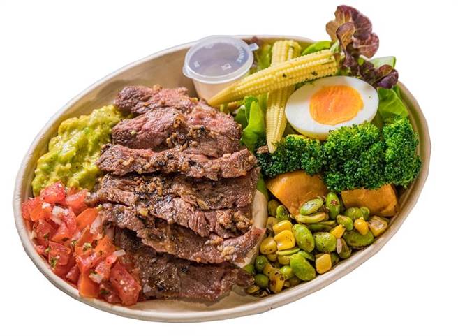 微風超市店中店再引進名店「njuTurn扭轉餐盒」，舒肥小牛排沙拉碗260元。（微風提供）