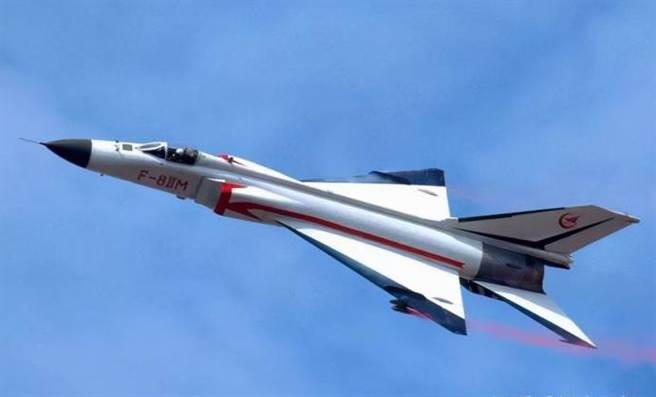 的歼-8战机是渖阳飞机工业集团研制生产的单座、双发、高空高速战斗机，当年是为拦截苏联图-22逆火式超音速轰炸机而进行改造。后来中共自行改造出了10余种系列型号。（图／网路）