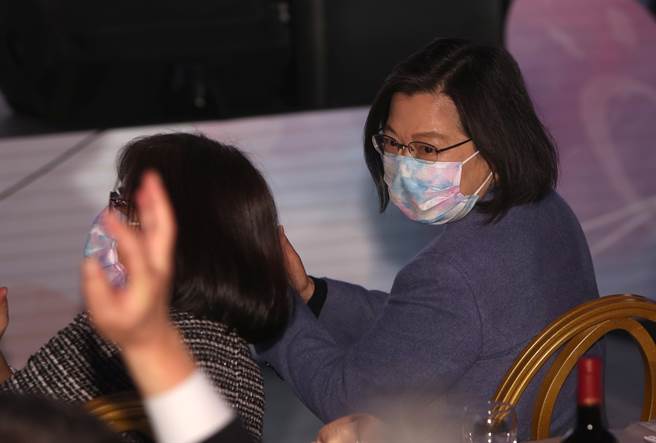 蔡英文總統昨更換臉書大頭貼、封面照。（資料照/鄭任南攝）