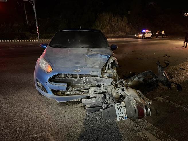 金門環島南路成功村路口昨晚7時發生一起自小客車與機車相撞事故，李姓女騎士頭部受到重創，緊急送往部立金門醫院急救。（警方提供）
