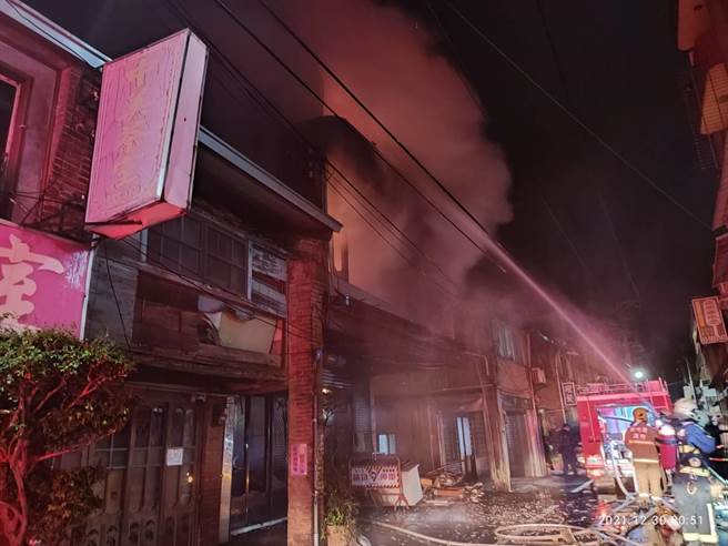 新竹县新埔镇成功街一处民宅发生暗夜火警，一男葬生火窟。（翻摄照片）