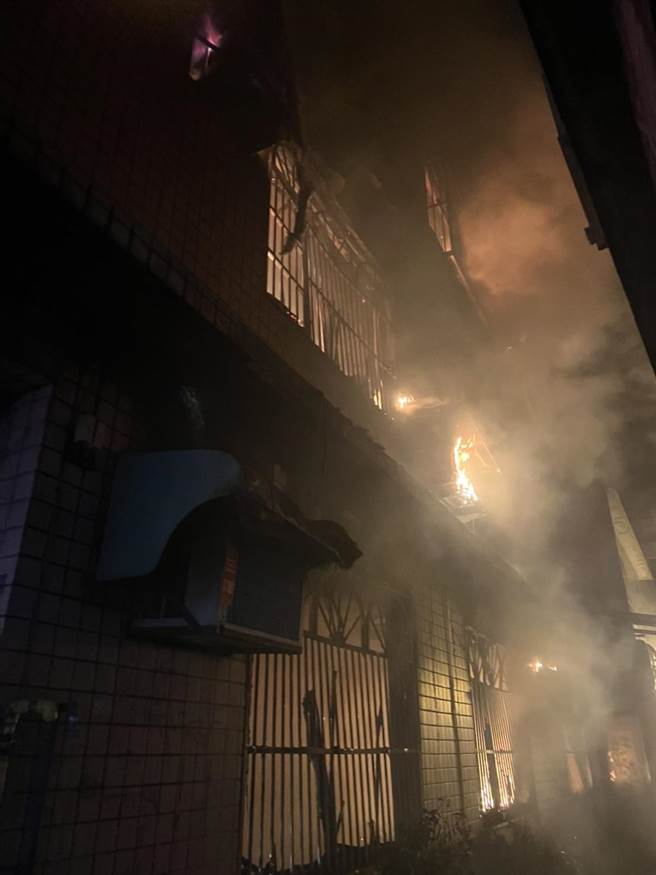 新竹县新埔镇成功街一处民宅发生暗夜火警，一男葬生火窟。（翻摄照片）