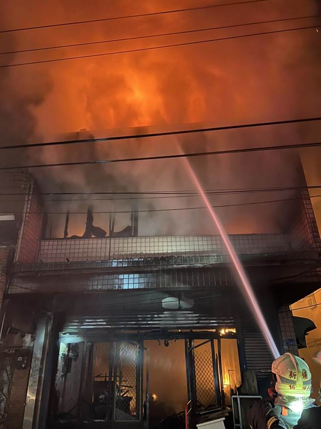 新竹县新埔镇成功街一处民宅发生暗夜火警，一男葬生火窟。（翻摄照片）