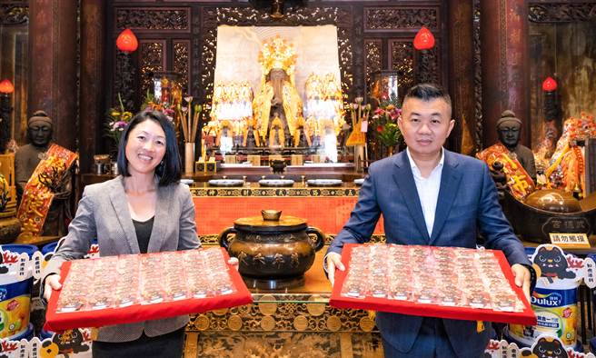 台湾阿克苏诺贝尔涂料股份有限公司总经理何琪婷（左）与武德宫主委林安乐（右）共同主持。（得利提供）