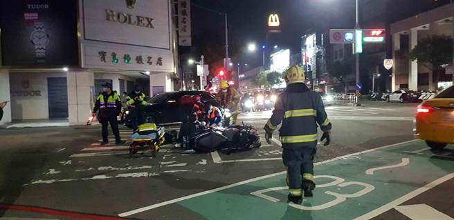 高雄市董姓重機騎士遭轉彎車擦撞後倒地，左腳卡進擋鍊條中，動彈不得，消防員獲報在現場出動重機具救援，協助董男脫困送醫。（翻攝照片／石秀華高雄傳真）